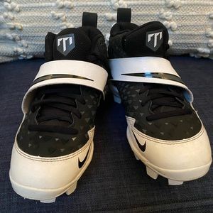 Nike Youth Football Baseball Cleats Force Trout Black and White Size 2.5Y
